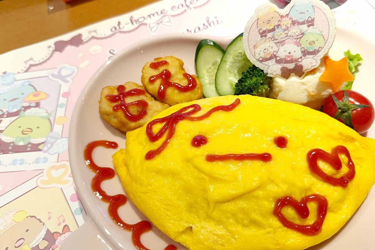 レジェンドメイド“hitomiさん”が手際よく描いてくれたスペシャルな「すみっコたちのおかえりなさいませオムライス」（1,650円）（2026年8月・あっとほぉーむカフェ大阪本店）