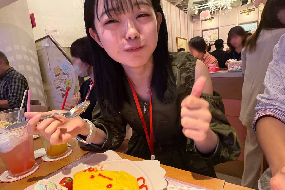 ふわふわのオムライスを口いっぱいにほおばり、大満足の“きょうかぴょんお嬢様”（2026年8月・あっとほぉーむカフェ大阪本店）