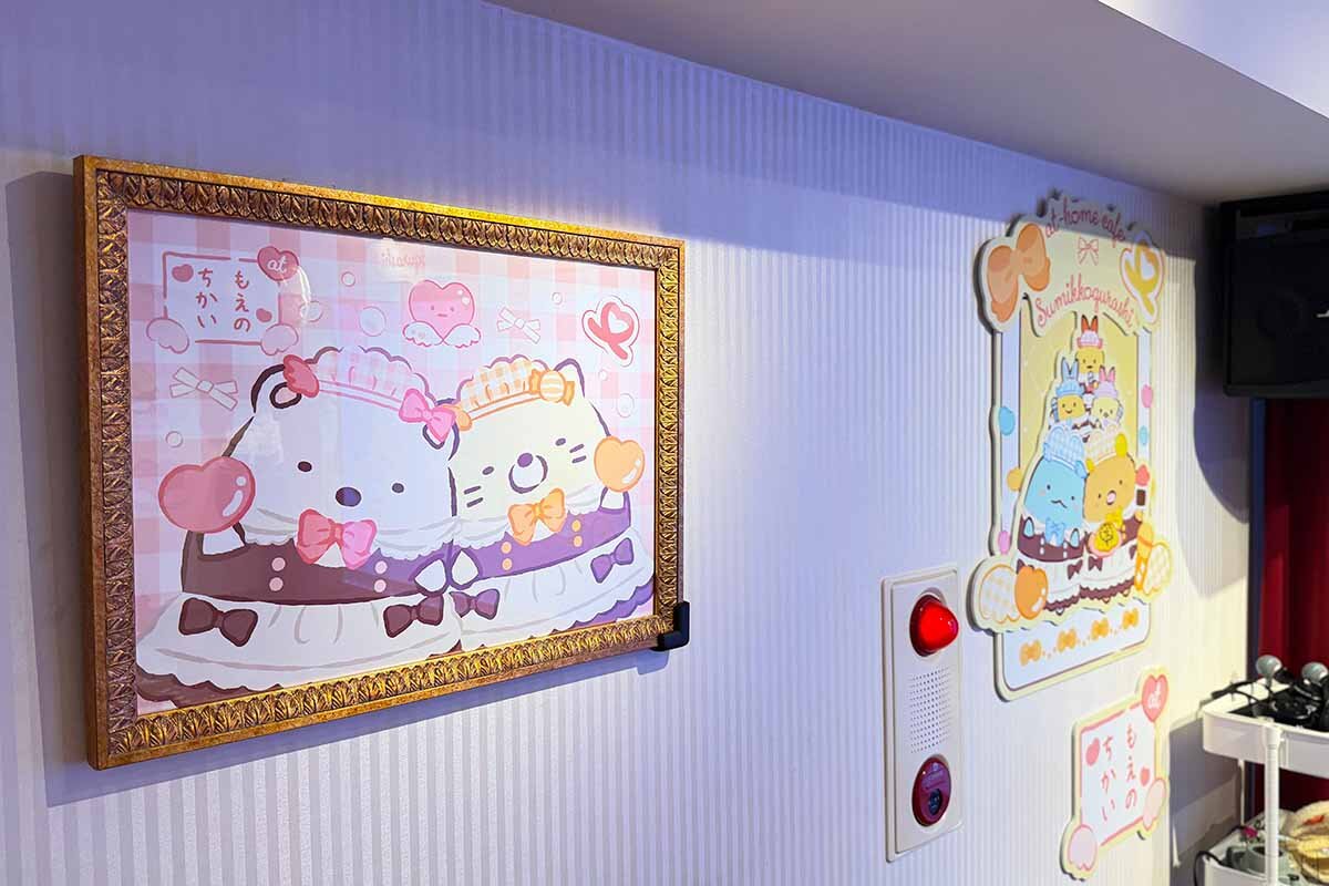 メイド姿になった「すみっコぐらし」のキャラクターたちが店内のいたるところに（2026年8月・あっとほぉーむカフェ大阪本店）