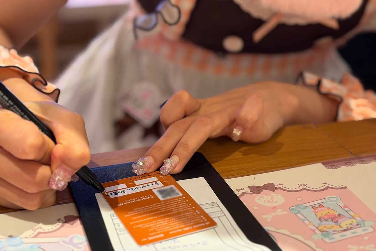 萌えネームをつけてくれて「キーカード」に記入してもらえます（2026年8月・あっとほぉーむカフェ大阪本店）