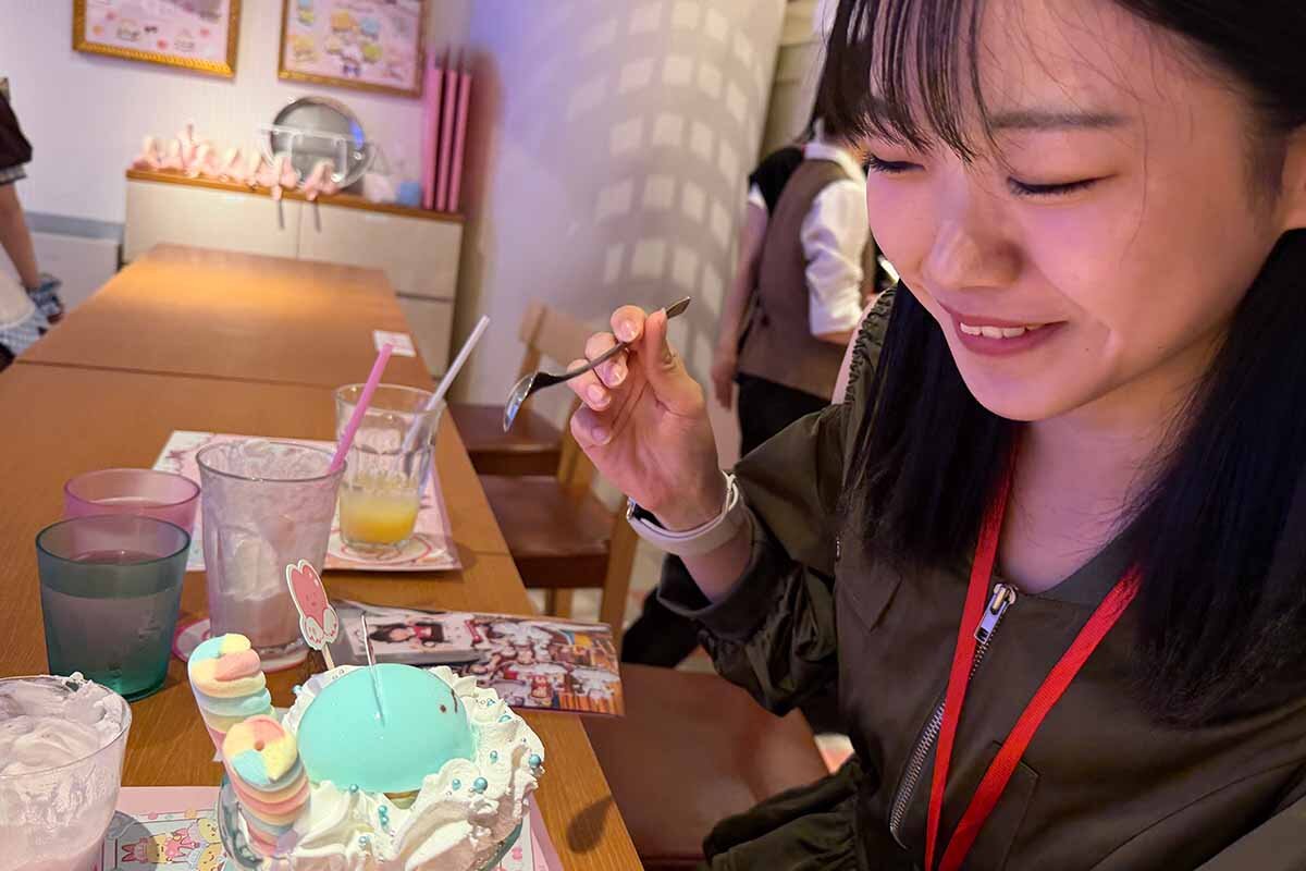 「とかげのもえもえぱふぇ」（1,400円）を目の前に「どこにスプーンを入れたらいいのか迷う」と躊躇（2026年8月・あっとほぉーむカフェ大阪本店）