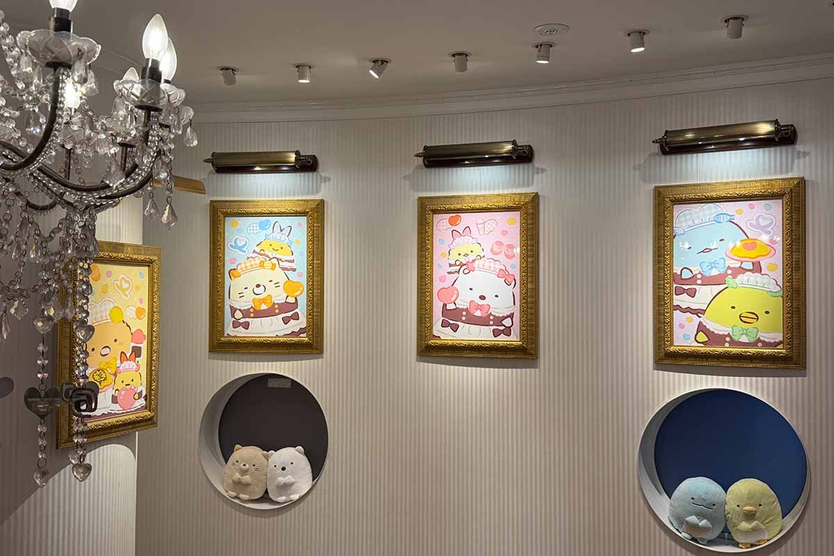 メイド姿になった「すみっコぐらし」のキャラクターたちが店内のいたるところに（2026年8月・あっとほぉーむカフェ大阪本店）