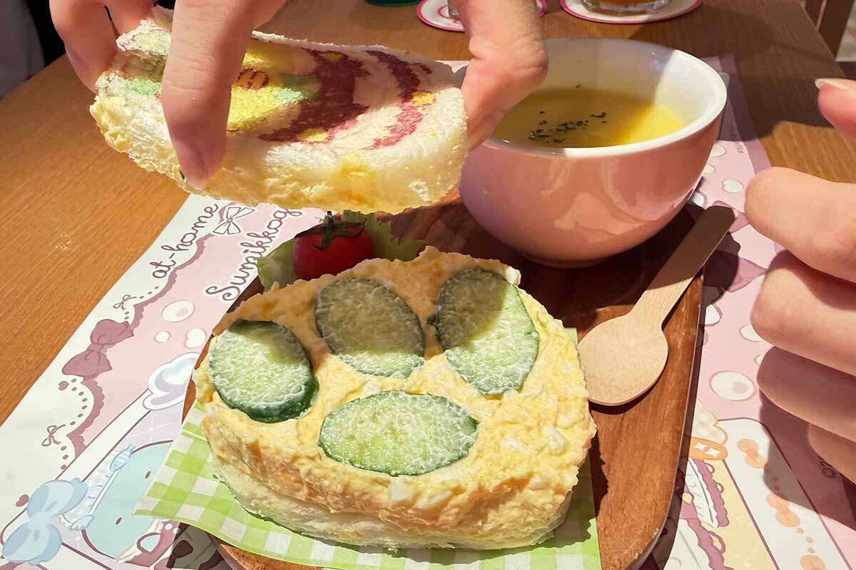 ぺんぎん？型のサンドイッチにタマゴがたくさん詰まった「ぺんぎん？のきゅうりましましサンドイッチ」（1,600円）（2026年8月・あっとほぉーむカフェ大阪本店）