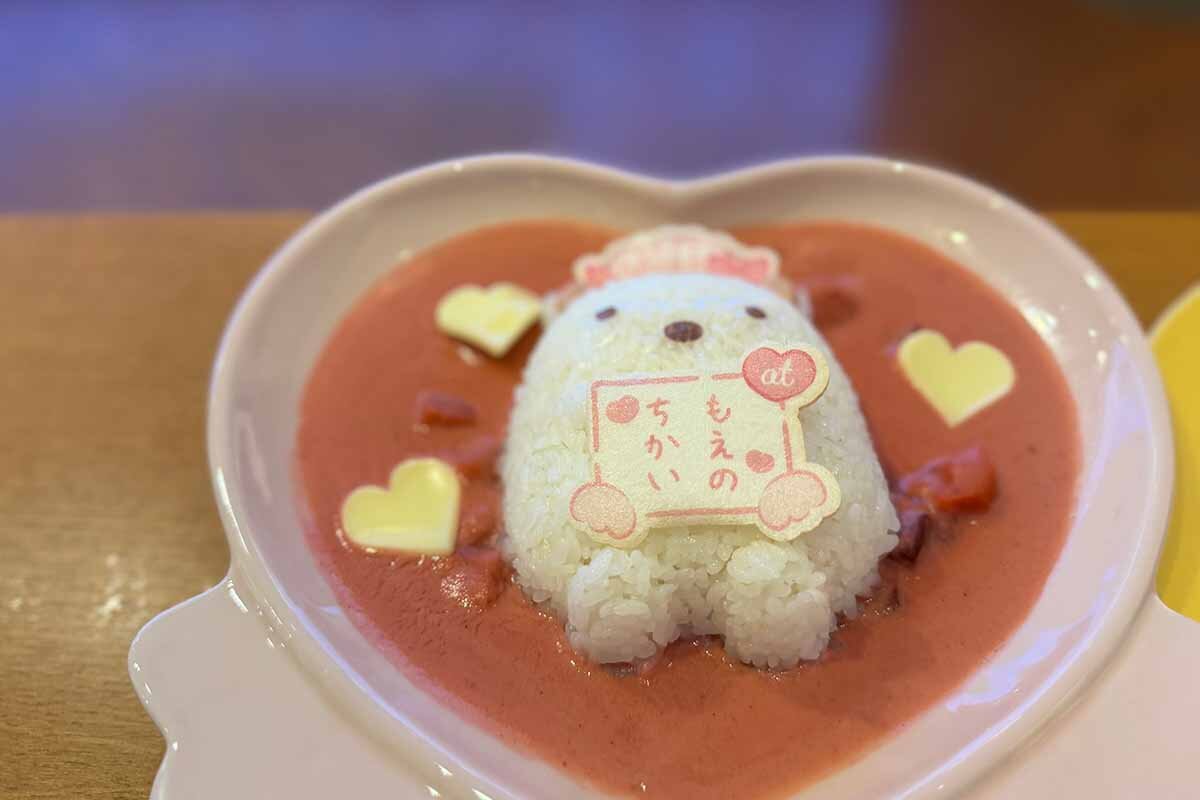 カレーに埋もれてキュート過ぎる「しろくまのもえのちかいピンクカレー」（1,600円）（2026年8月・あっとほぉーむカフェ大阪本店）
