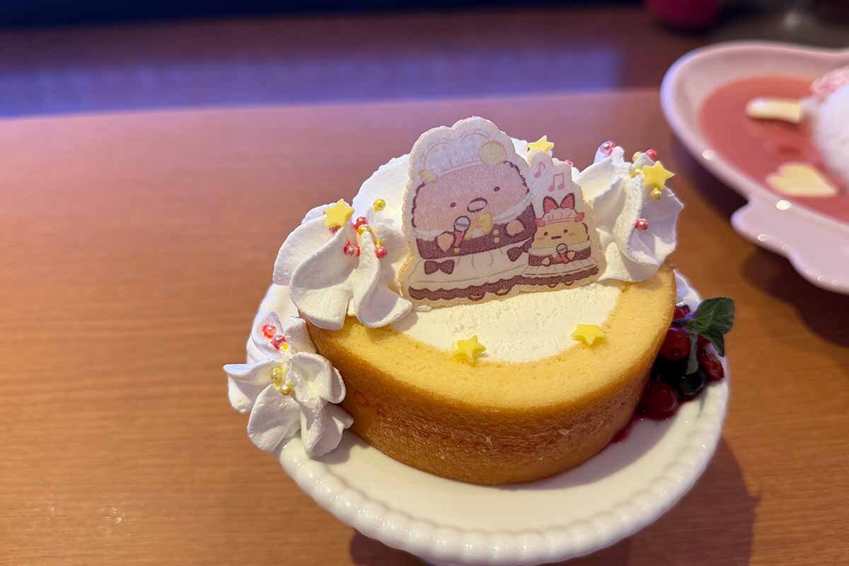 たっぷりクリームにおぼれてしまいそうな「とんかつ&えびふらいのしっぽのあげあげステージケーキ」（1,400円）（2026年8月・あっとほぉーむカフェ大阪本店）