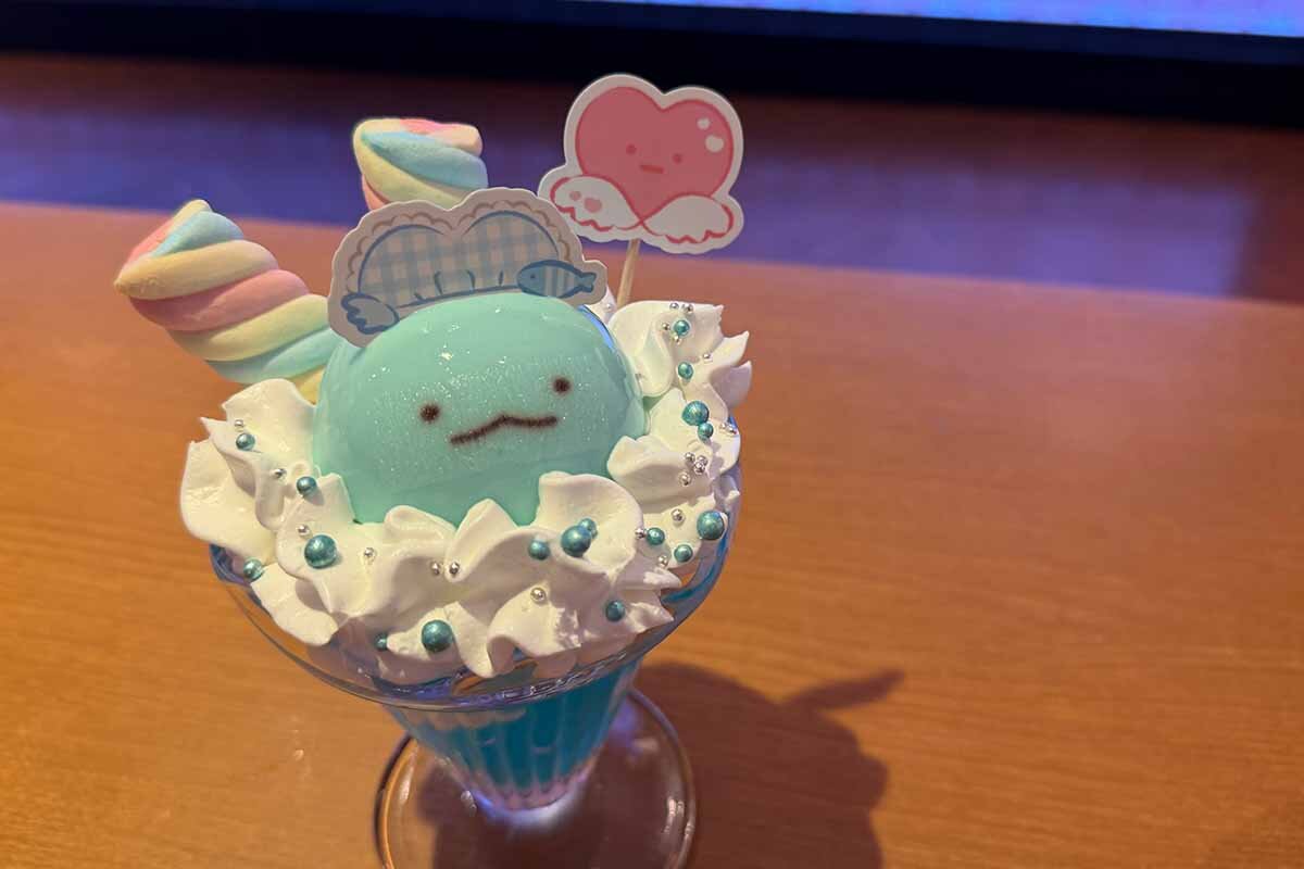 なかからとかげが見つめる「とかげのもえもえぱふぇ」（1,400円）（2026年8月・あっとほぉーむカフェ大阪本店）