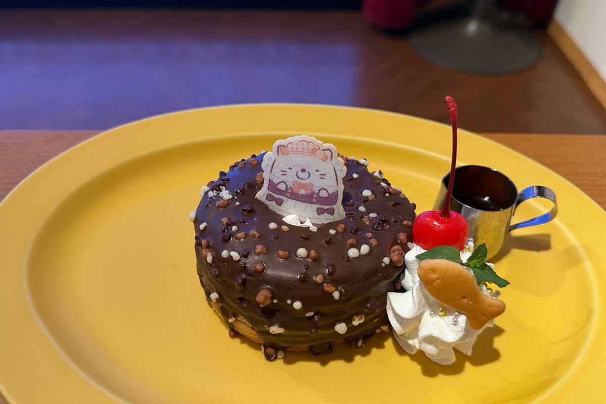 はずかしがりやのねこと一緒にいただく「ねこのかくれんぼドーナツ」（1,400円）（2026年8月・あっとほぉーむカフェ大阪本店）