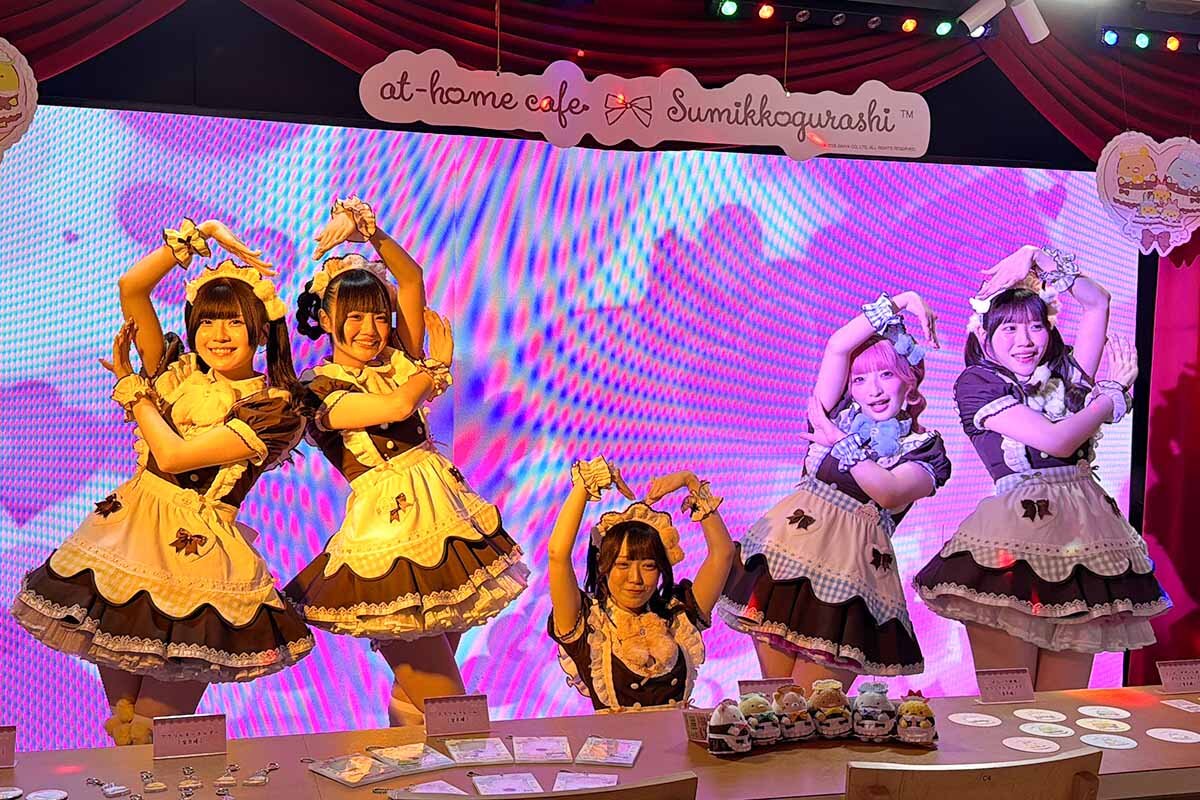 ステージでパフォーマンスを披露したプレミアムメイドら（2026年8月・あっとほぉーむカフェ大阪本店）