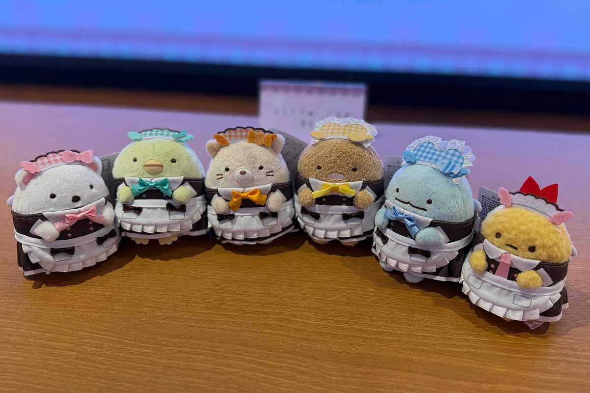 「ぶらさげぬいぐるみ」（2,860円）は6種類（2026年8月・あっとほぉーむカフェ大阪本店）