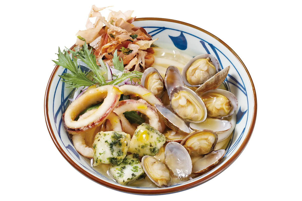丸亀製麺「冷たーい山盛り海鮮旨塩うどん」（並890円、大1,080円、得1,270円）