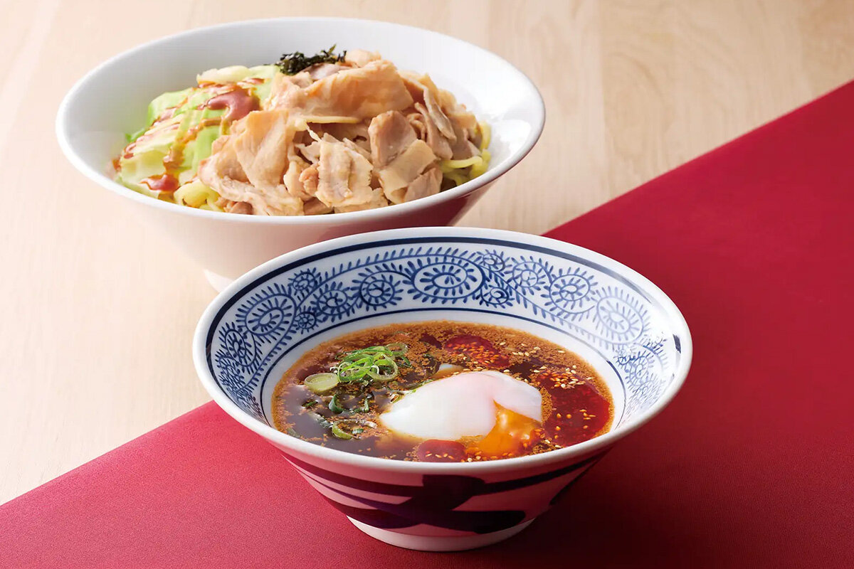 丸源ラーメン「とろける半熟卵の旨辛肉つけ麺」（1,045円）