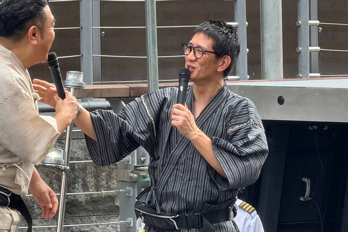 夏らしく、甚平を着てクルーズイベントに登場したアンタッチャブル・柴田英嗣（2026年8月・大阪市内）