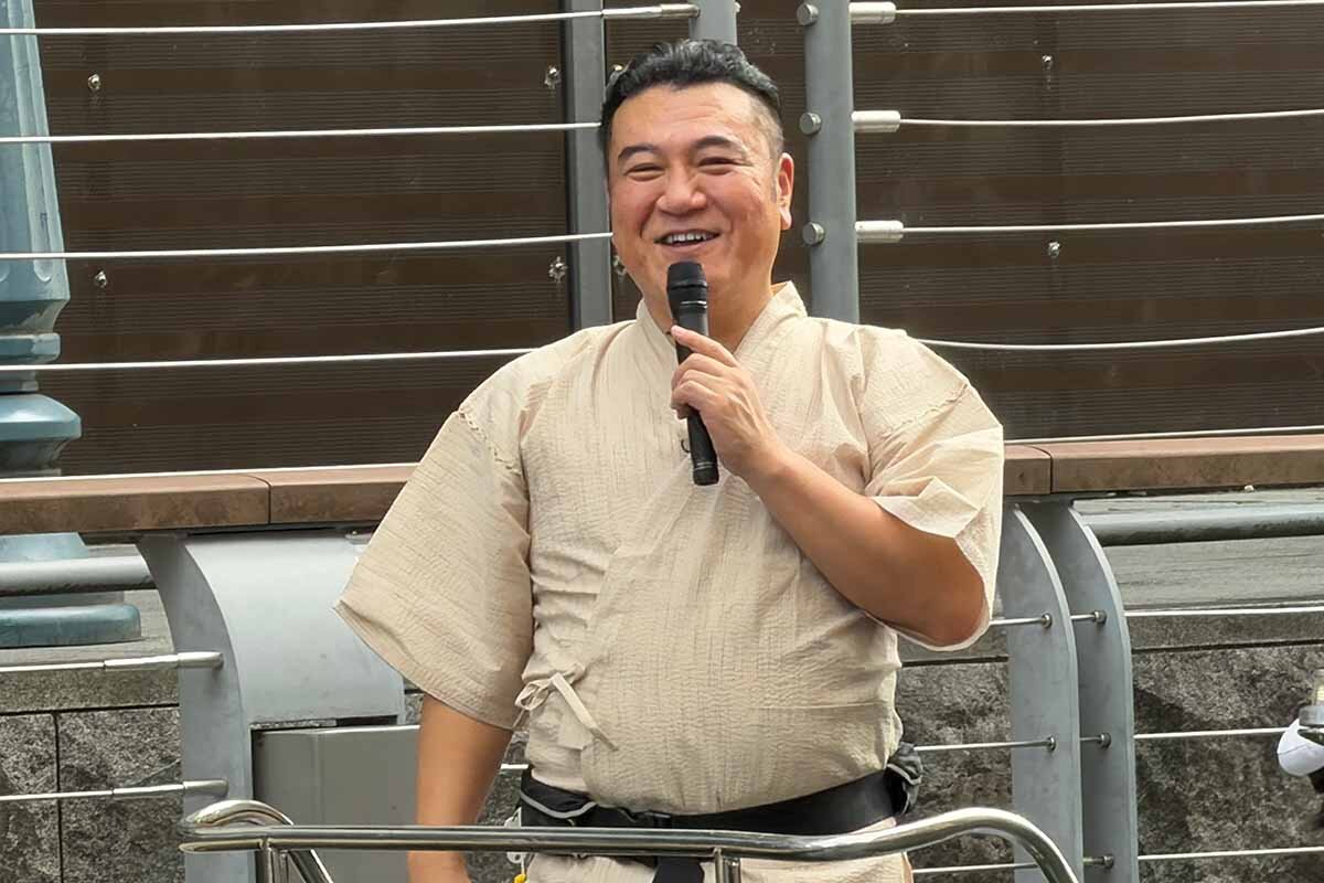 笑顔でファンとの交流を楽しむ、アンタッチャブル・山崎弘也（2026年8月・大阪市内）