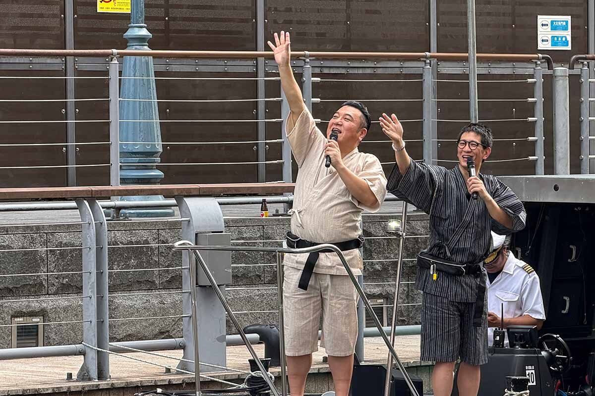 目についた人に片っ端から手を振るアンタッチャブルの2人（2026年8月・大阪市中央区）