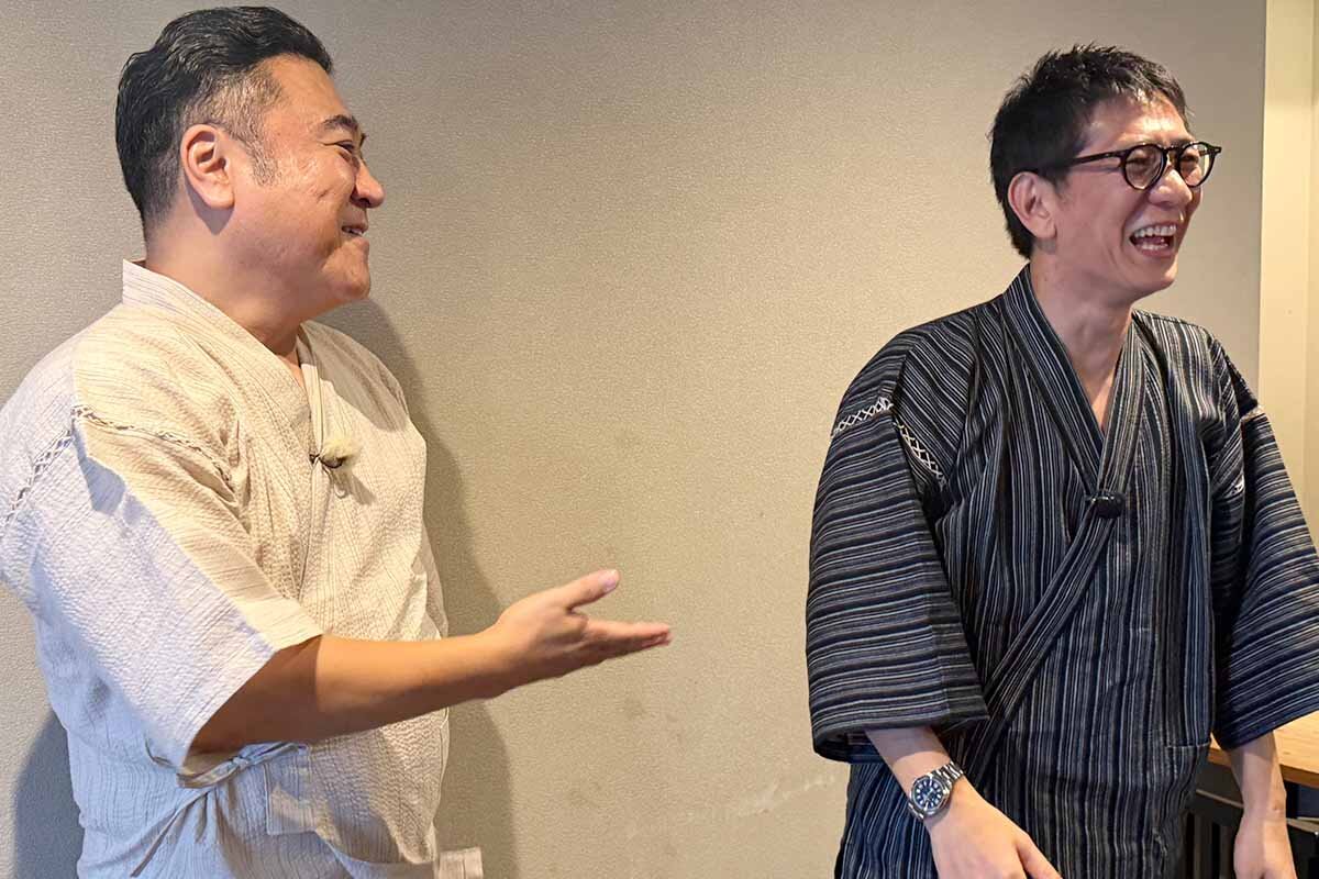「非常に楽しかったです」と笑顔を見せる柴田英嗣（右）と山崎弘也（2026年8月・大阪市中央区）