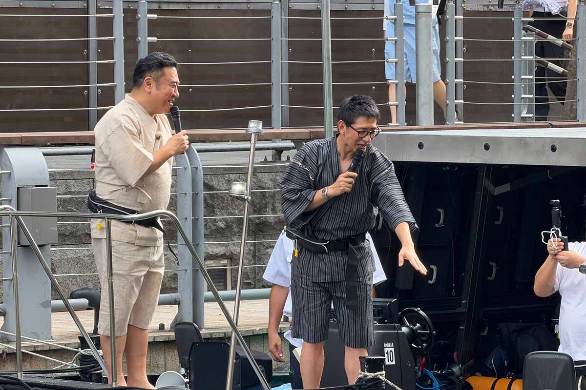 クルーズイベントで川に飛び込むことを拒否するアンタッチャブル柴田（2026年8月・大阪市中央区）