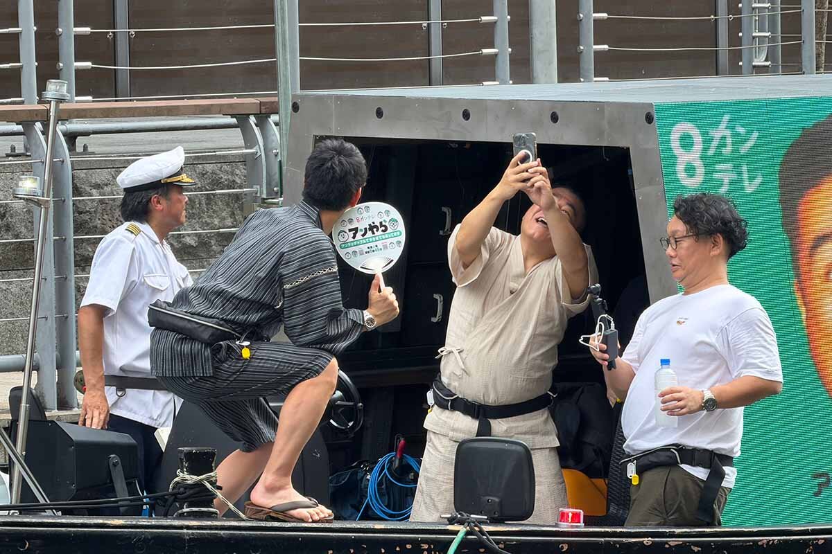 イベント終わりに記念撮影をするアンタッチャブルの2人（2026年8月・大阪市中央区）