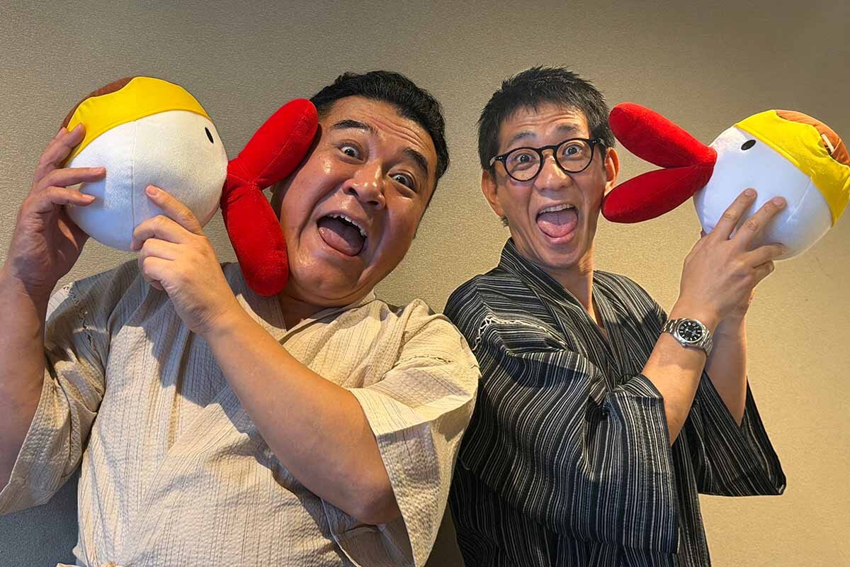 ハチエモンを手にするアンタッチャブルの柴田英嗣（右）と山崎弘也（2026年8月・大阪市中央区）