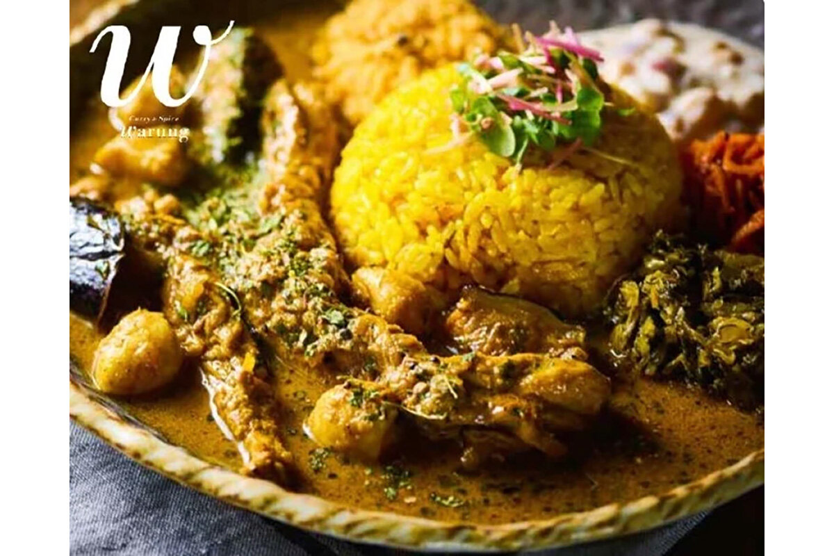 大阪のスパイスカレー専門店「curry&spice warung」による、「海老とアボカドのスパイスカレー×いちごとナッツのアチャールのせ粗挽きビーフキーマ」（1,650円）