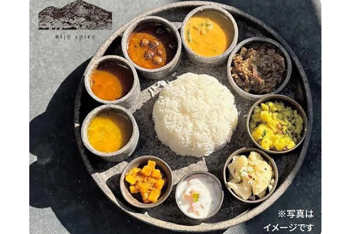 奈良の食材を生かして作る南インド料理店「二上スパイス」による、「タミル風チキンペッパーフライとトマトラッサムと3種の副菜盛り」（1,650円）