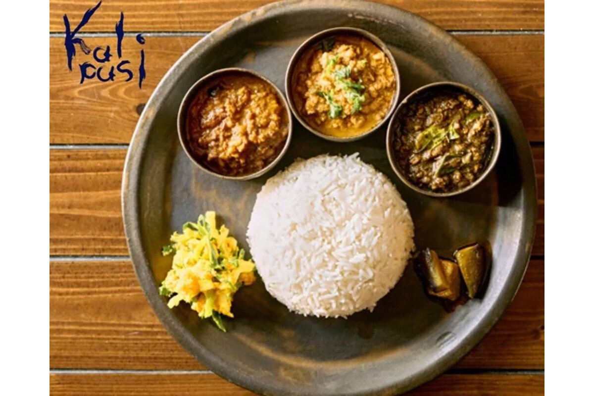東京の完全予約制のカレー店「Kalpasi（カルパシ）」による、「トリプルキーマカレープレート」（2,501円）