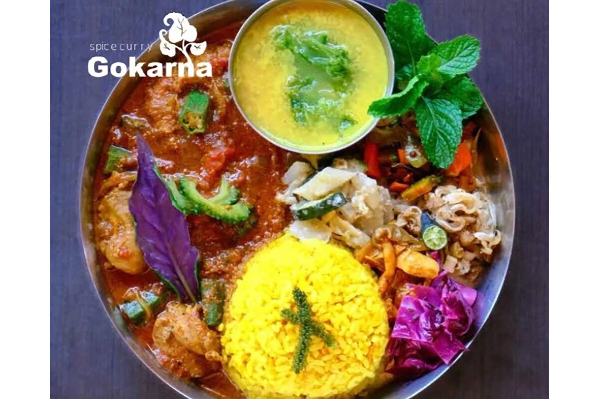 沖縄「スパイスカレー ゴカルナ」による、旬の沖縄食材をふんだんに使った「琉球の島ミールス」（1,801円）