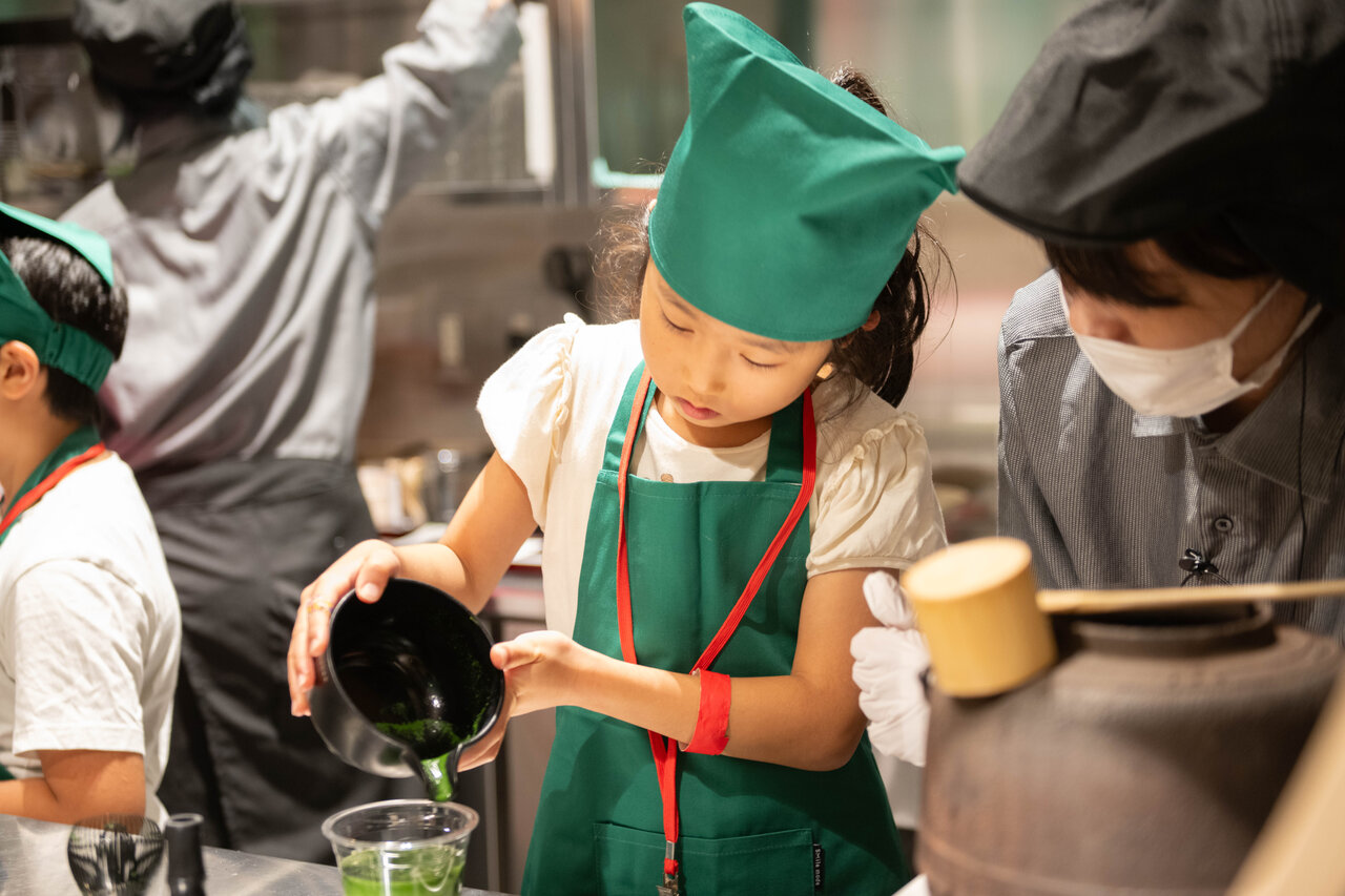 接客やドリンクの提供をする「カフェ店長体験」