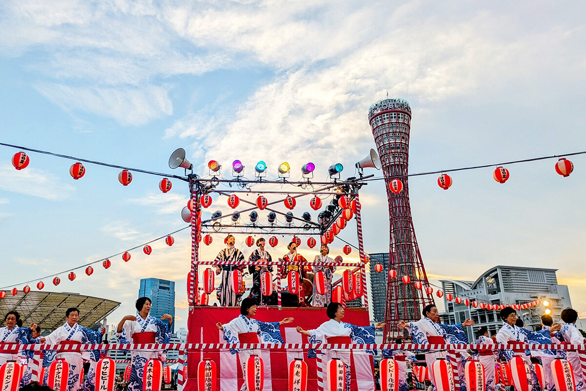 民謡歌手の生歌、生演奏に合わせて盆踊りが楽しめます