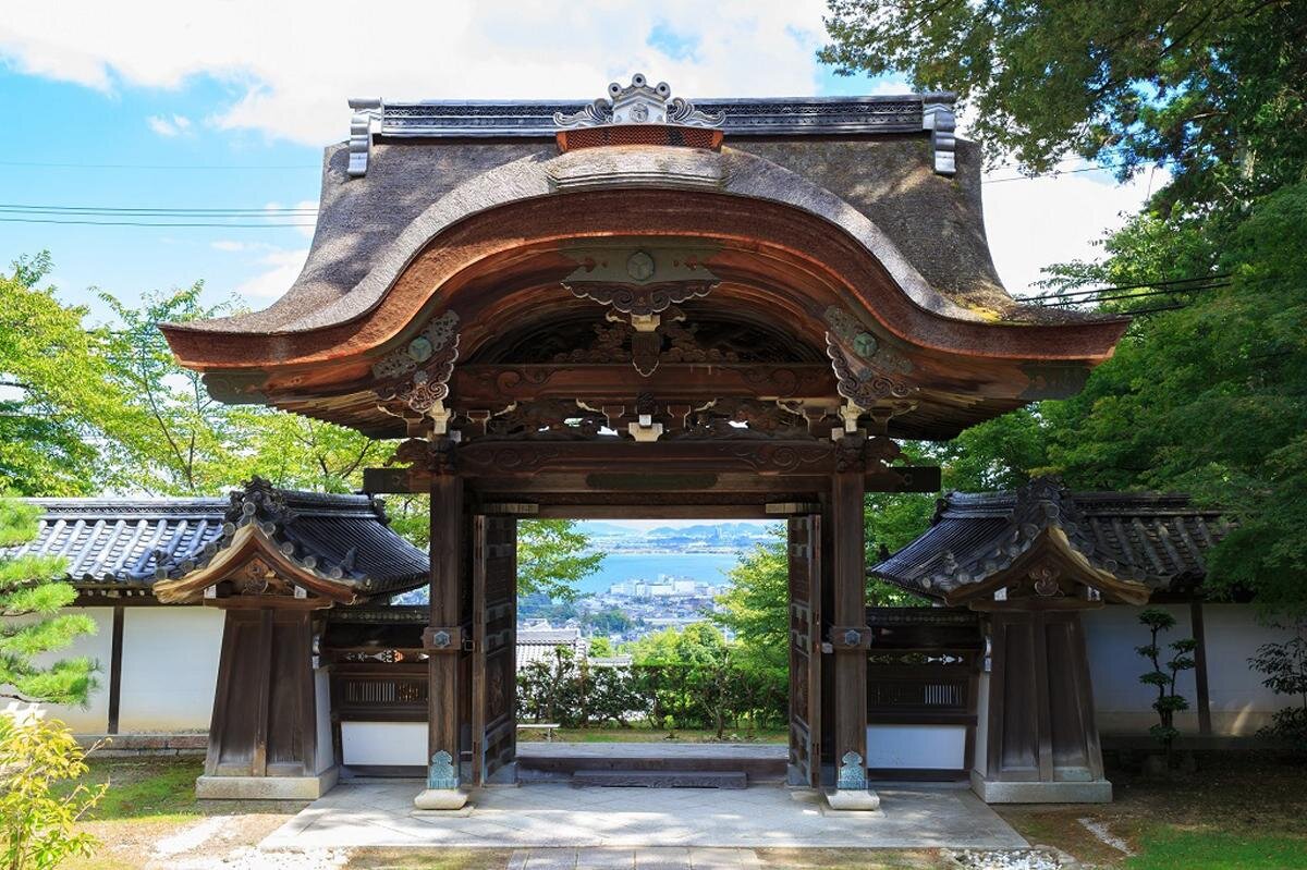 彫刻や欄間が美しい「宗祖大師殿唐門」／「西教寺」（滋賀県大津市）