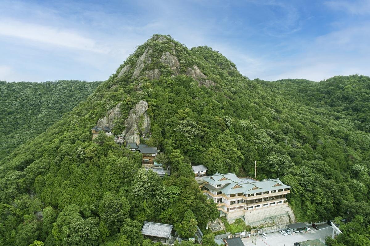 標高350mの赤神山に建つ「太郎坊宮」（滋賀県東近江）