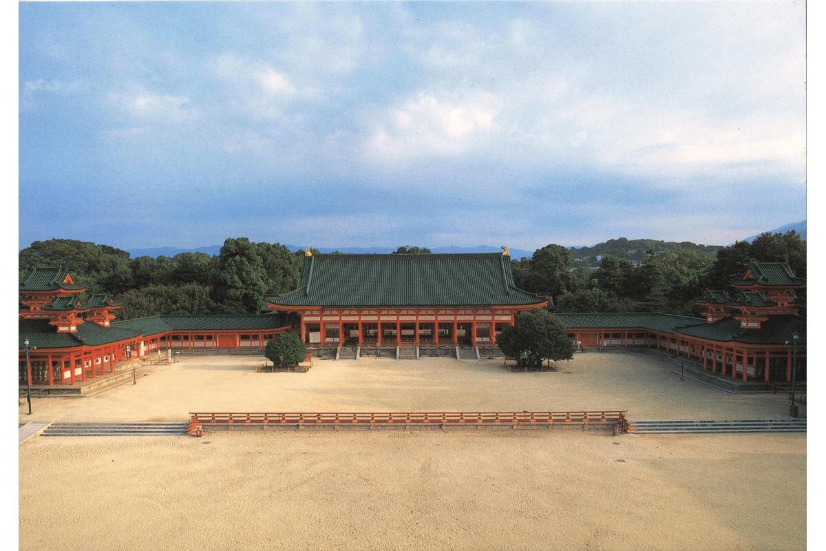 朱色の社殿が迎えてくれます「平安神宮」（京都市左京区）