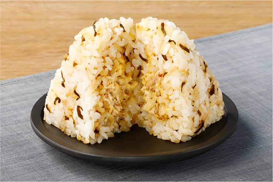「塩こんぶごはん　牛そぼろと卵黄」（214円）