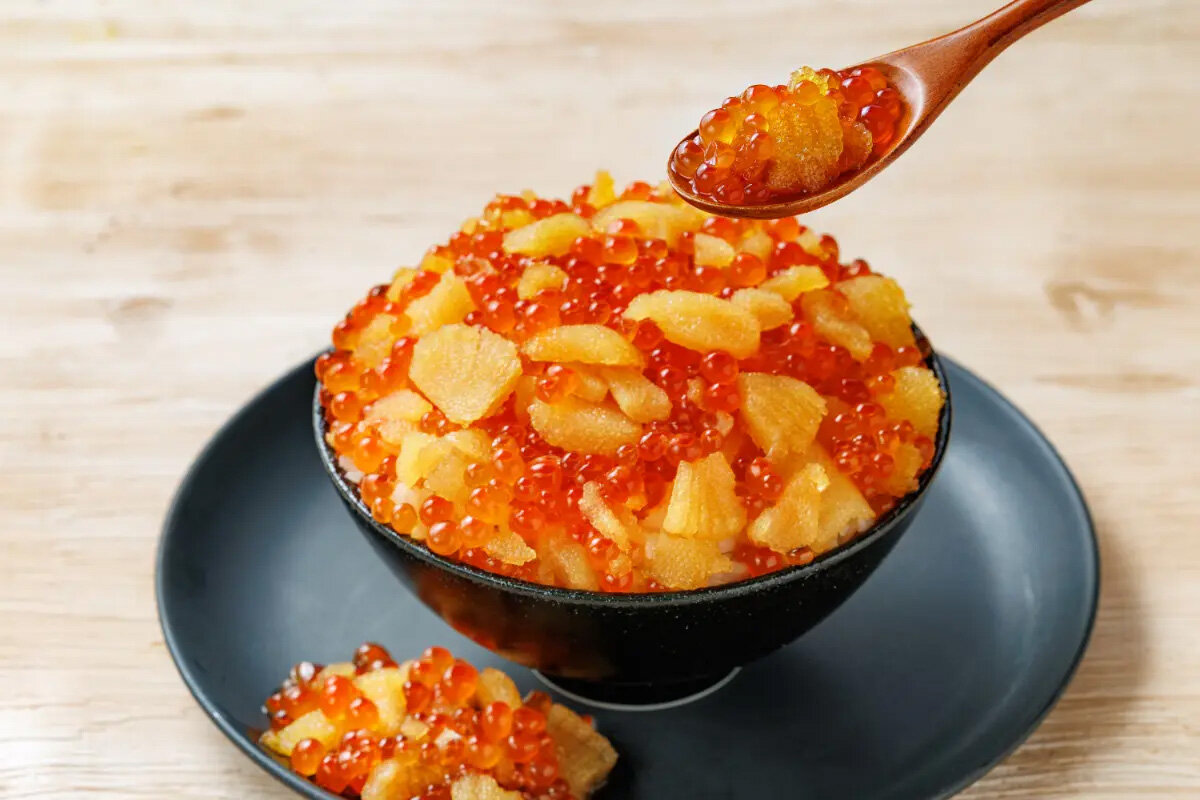 魚ジャパンフェスの名物メニュー「アラスカ産 紅鮭いくらと数の子の こぼれ宝石丼」