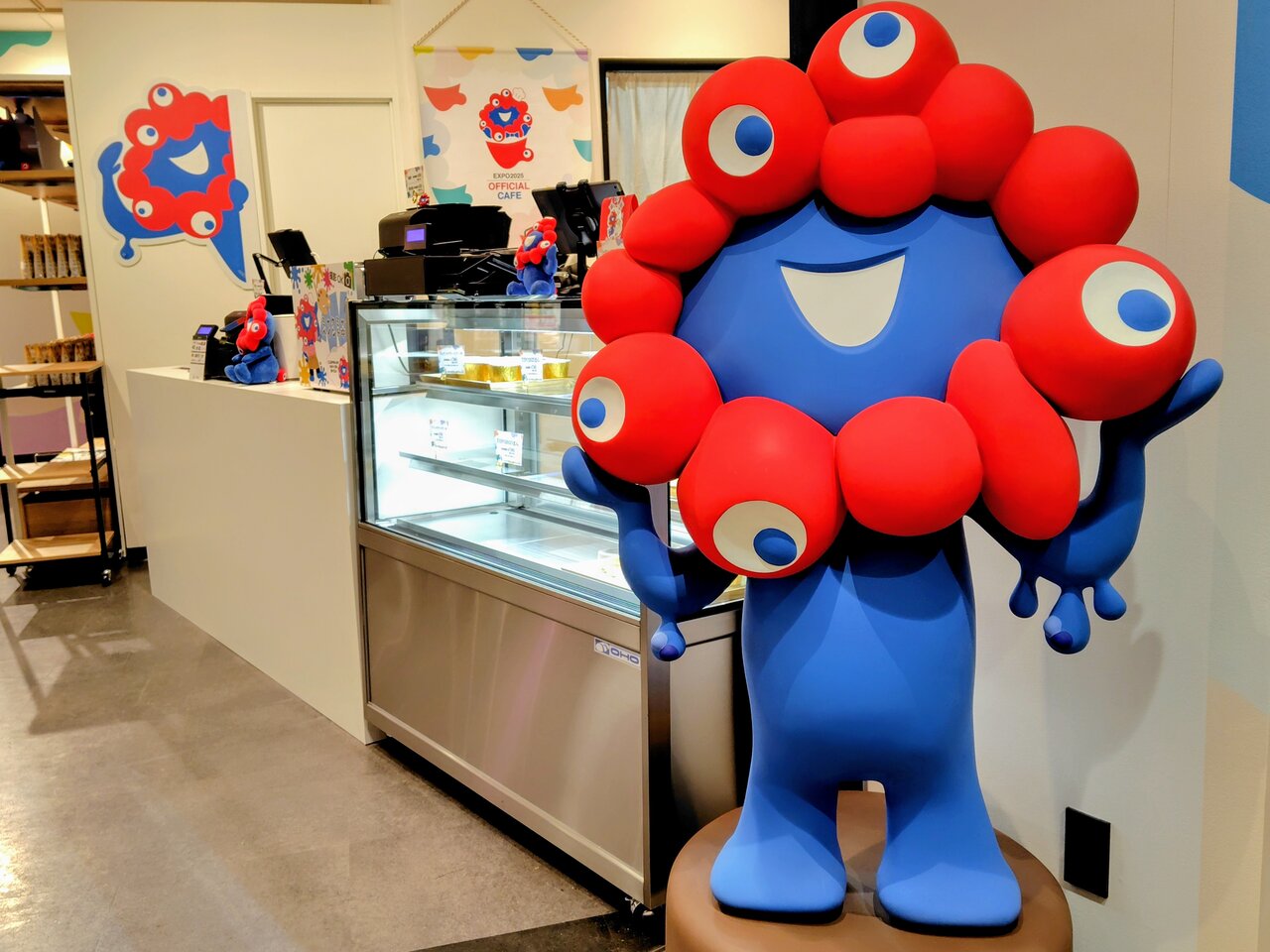「EXPO2025 オフィシャルカフェ らぽっぽリンクス梅田店」店内の様子（2026年４月、大阪市北区）