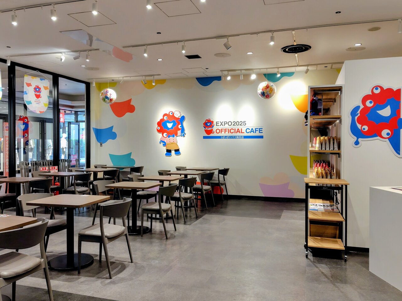 「EXPO2025 オフィシャルカフェ らぽっぽリンクス梅田店」の店内の様子（2026年４月、大阪市北区）