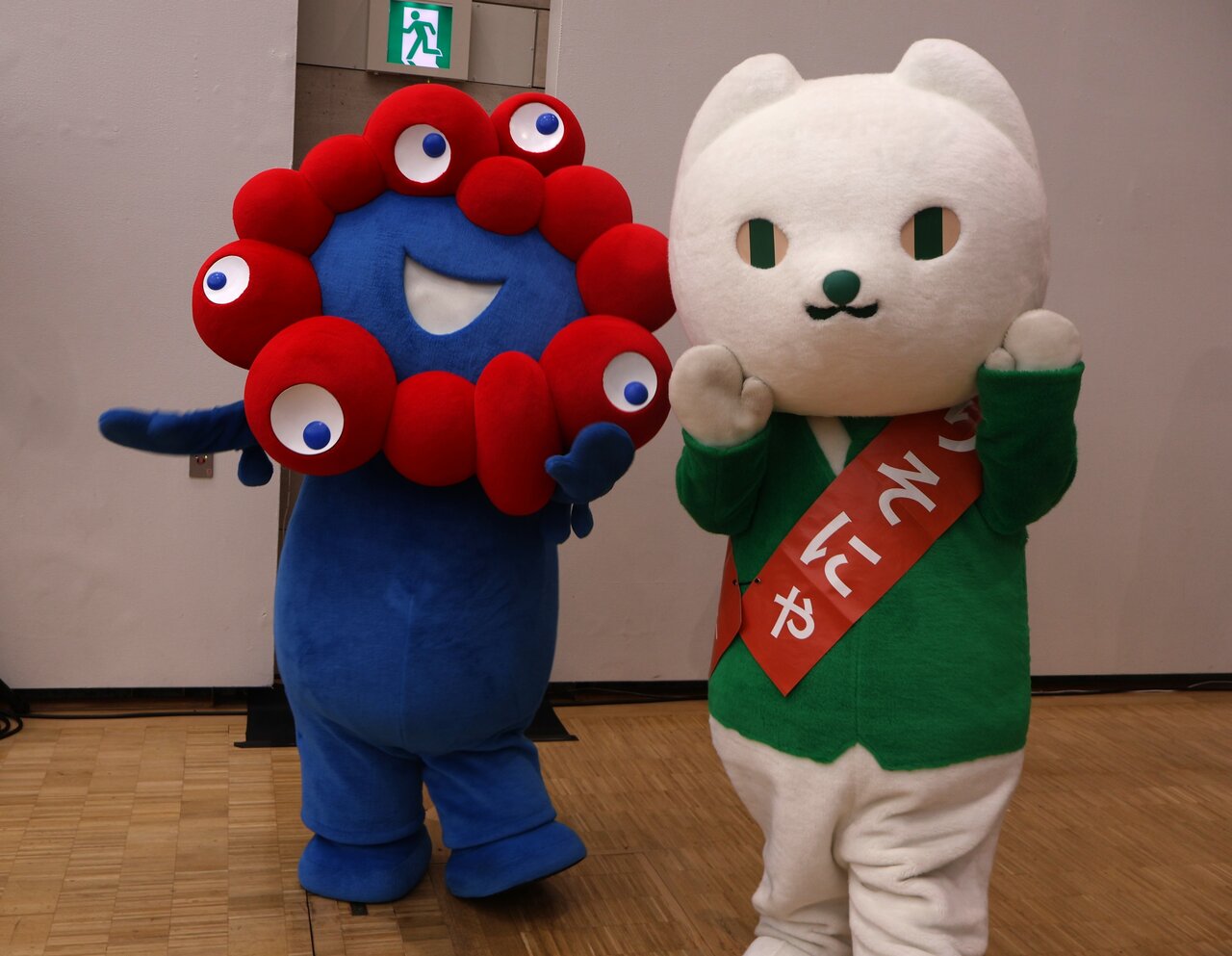 オープニングセレモニーに登場した「ミャクミャク」と「りそにゃ」（８月21日、大阪市住之江区）