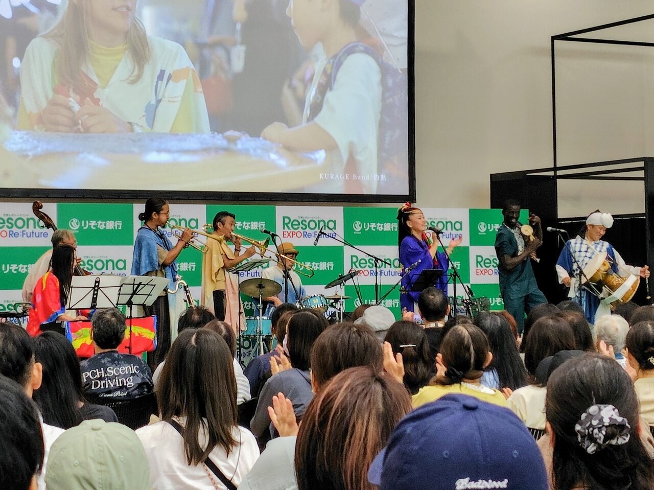 ライブで盛り上げる中島さち子さん率いる「KURAGE　BAND」（８月21日、大阪市住之江区）
