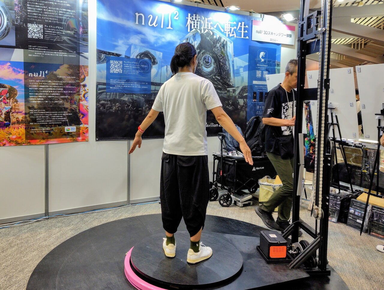 落合陽一さんがプロデュースしたシグネチャーパビリオン「Null2」のスキャンタワー体験を楽しむ来場者（８月21日、大阪市住之江区）