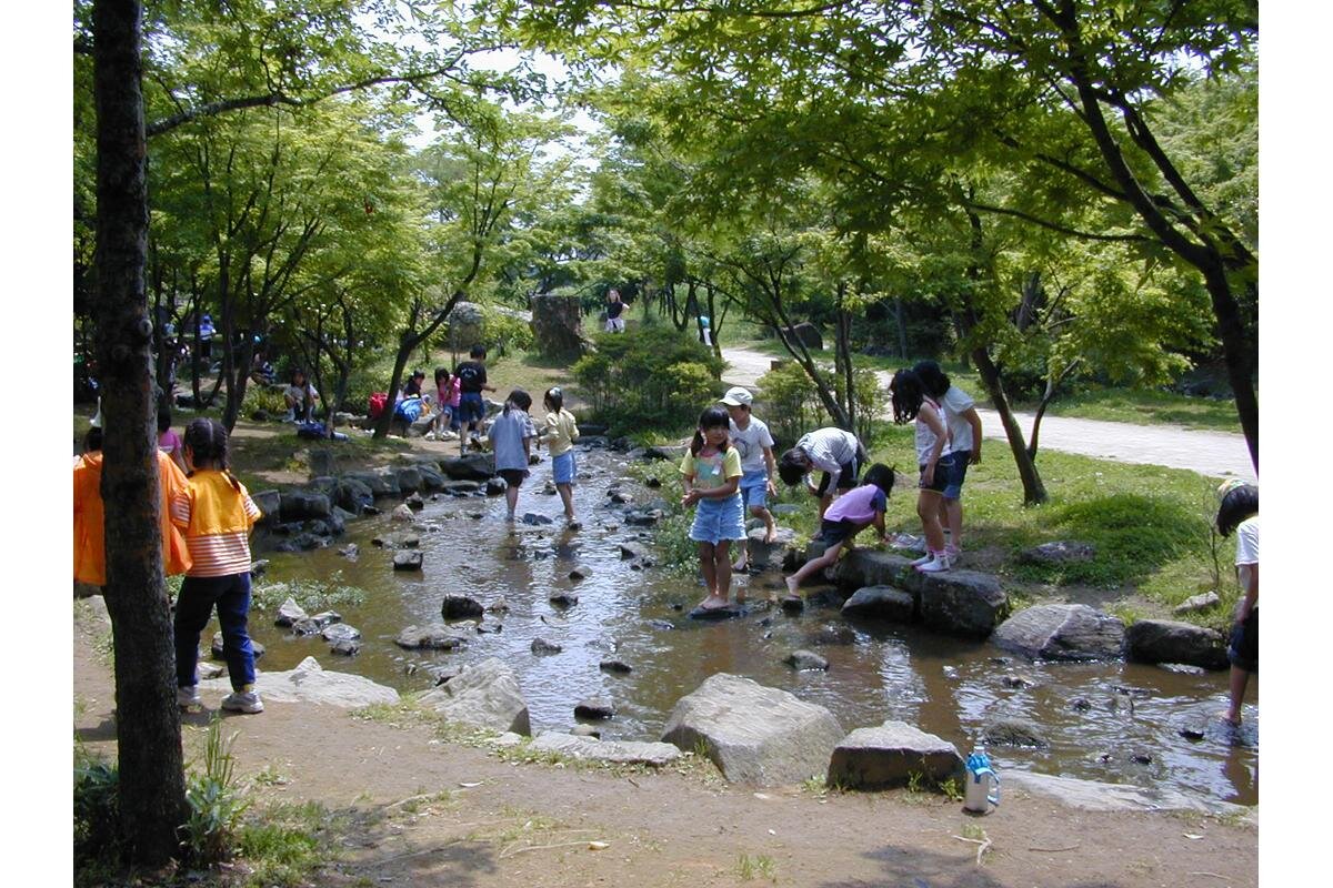 木陰が多く過ごしやすい「梅小路公園」（京都市下京区）の河原遊び