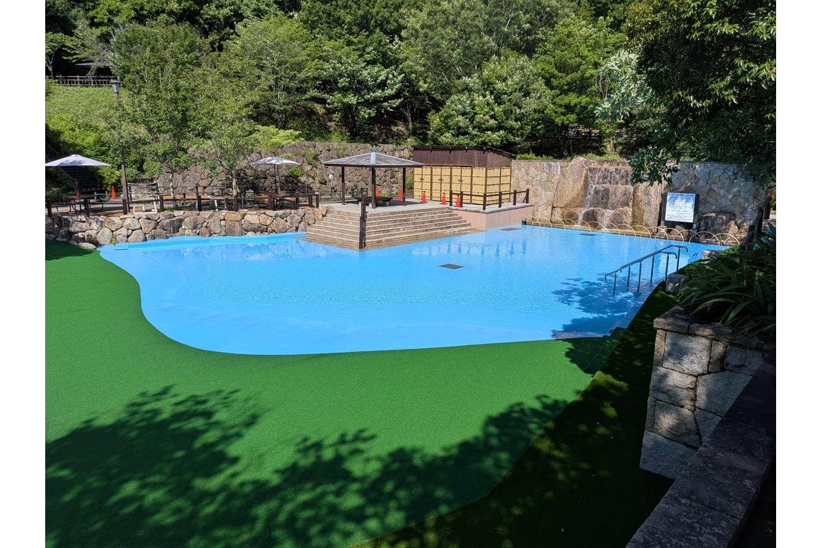 ジャブジャブ池周りには、東屋などの日陰があります「西山公園」（京都府長岡京市）