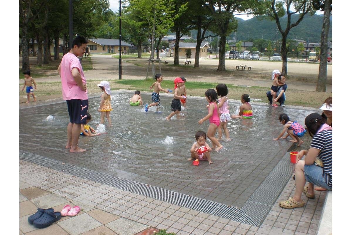 大人のくるぶしくらいの浅い水遊びスペースもあります「宝が池公園　子どもの楽園」（京都市左京区）