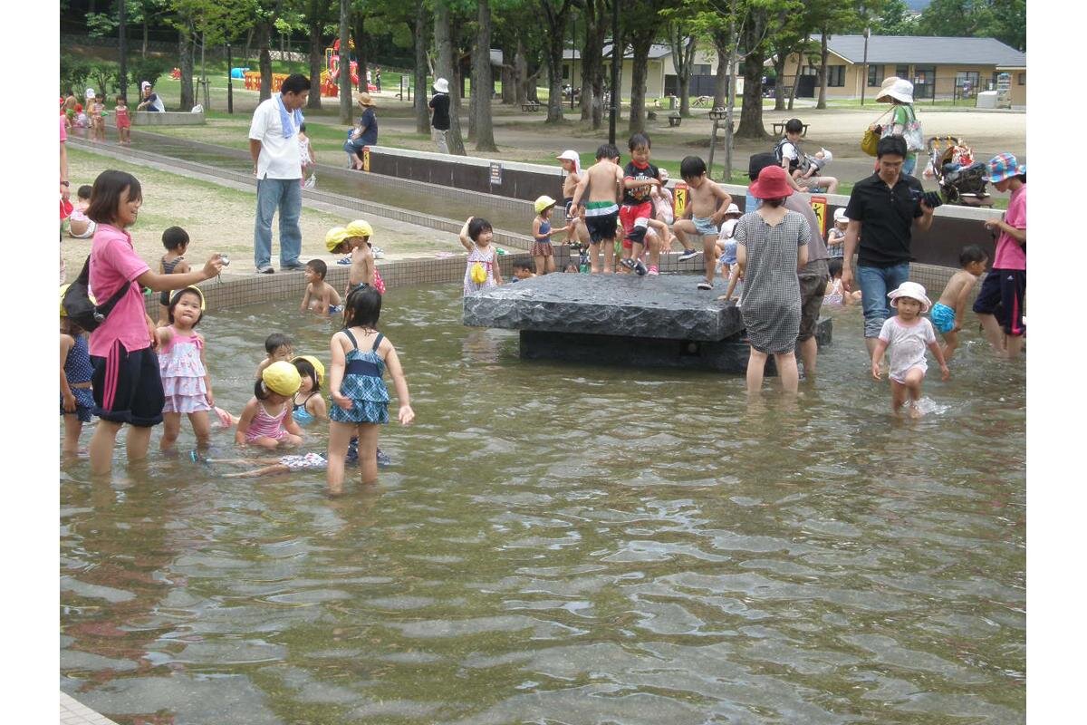 深い場所で水深20センチメートル程度です「宝が池公園　子どもの楽園」（京都市左京区）
