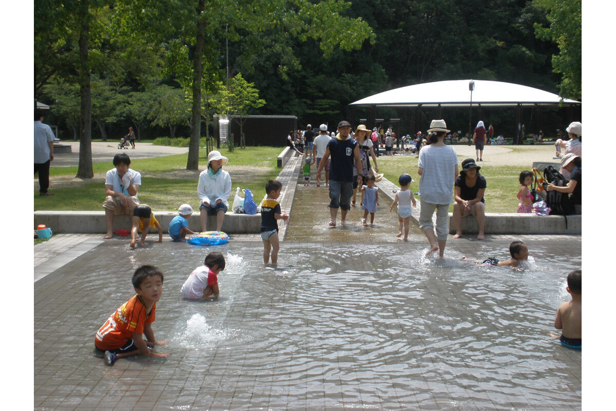 水路と池はともに浅くて小さいお子さんも遊びやすい「宝が池公園　子どもの楽園」（京都市左京区）