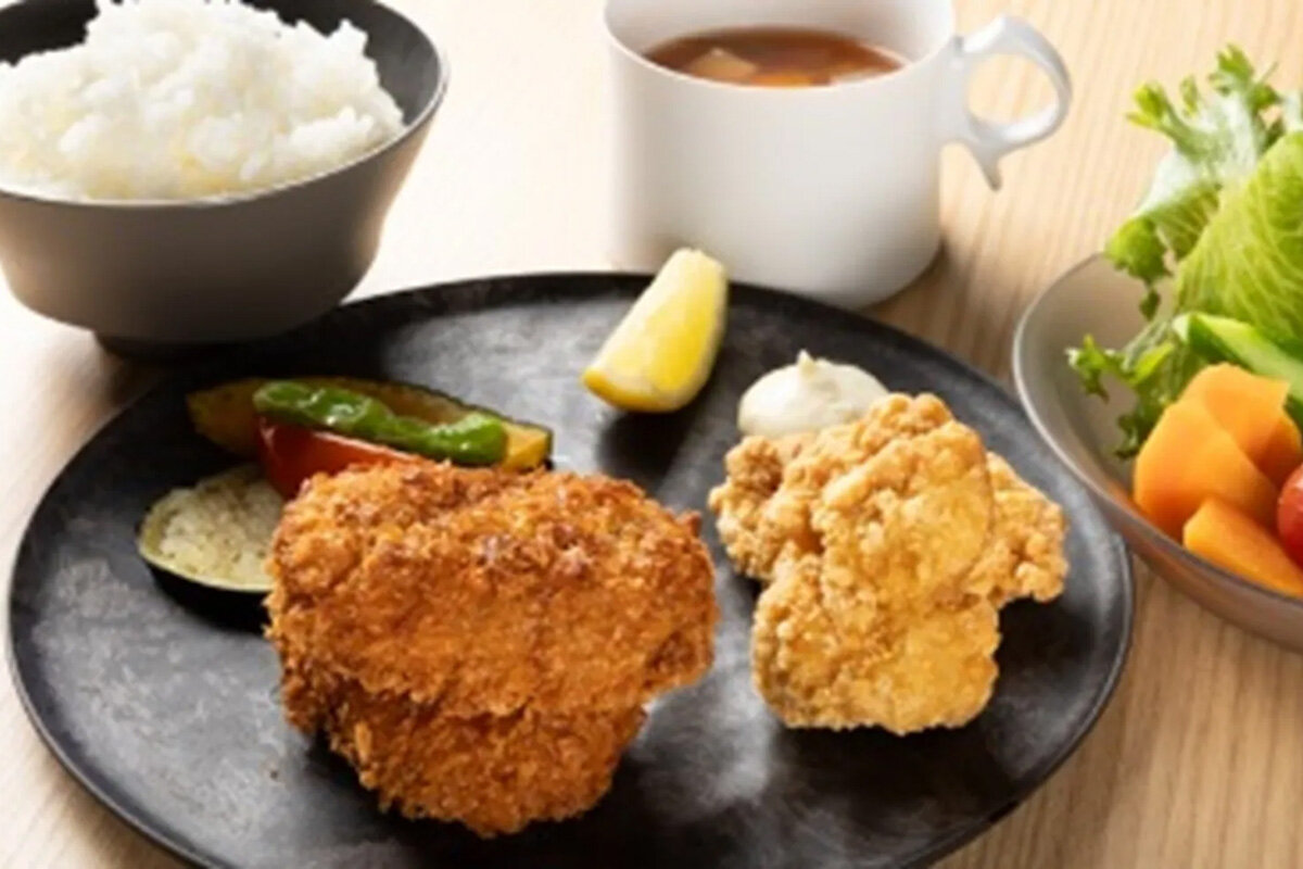 昼食はレストラン「ブランシエラ石舞台テラス」（奈良県高市郡）の「石舞台定食」