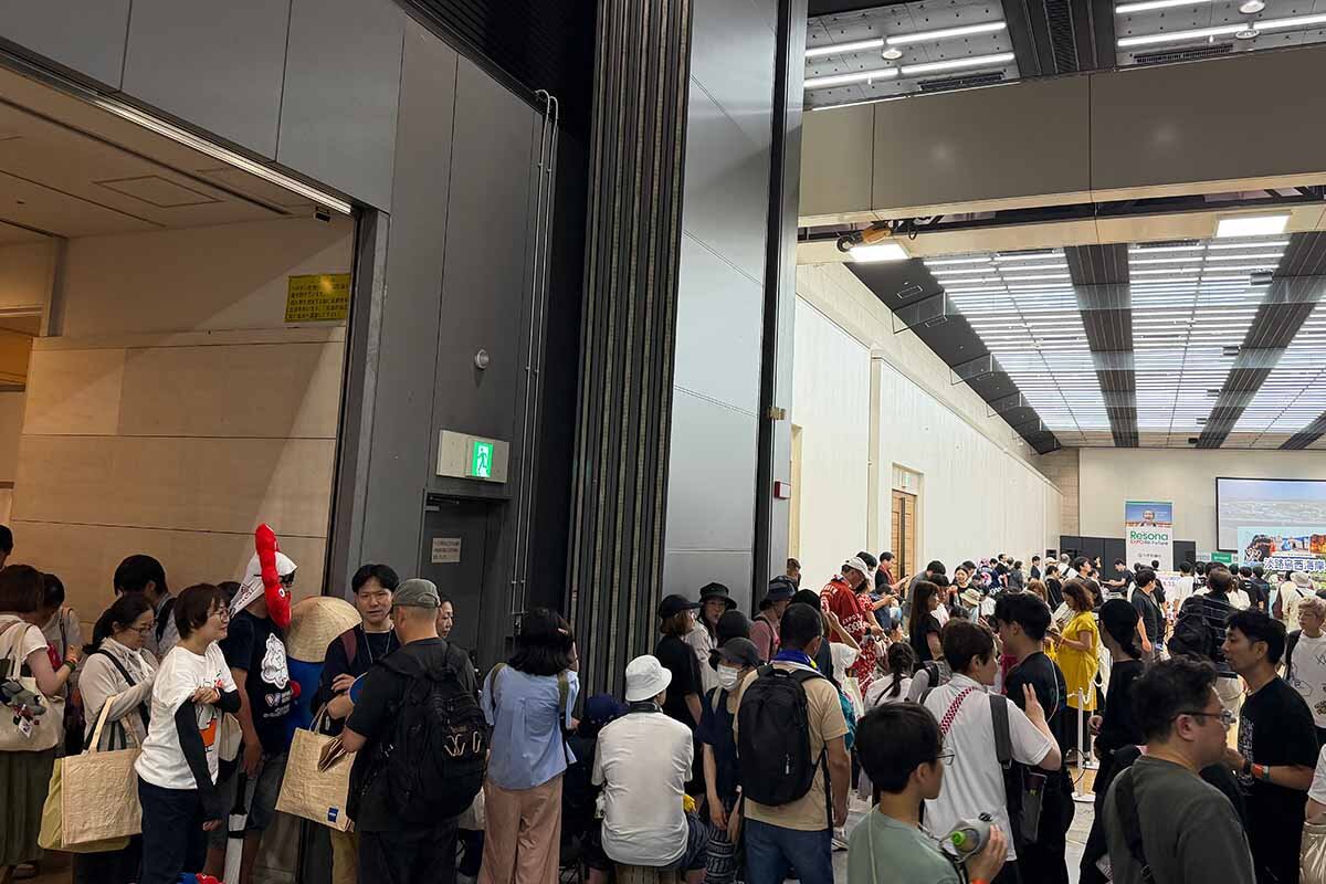 落合陽一氏の講演のために列を作る参加者（2026年8月・ATCホール）