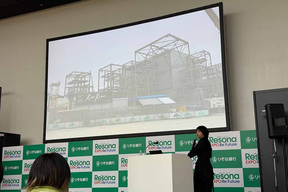 2025年大阪・関西万博の会場に設営途中の「ヌルヌル」を紹介する落合氏（2026年8月・ATCホール）