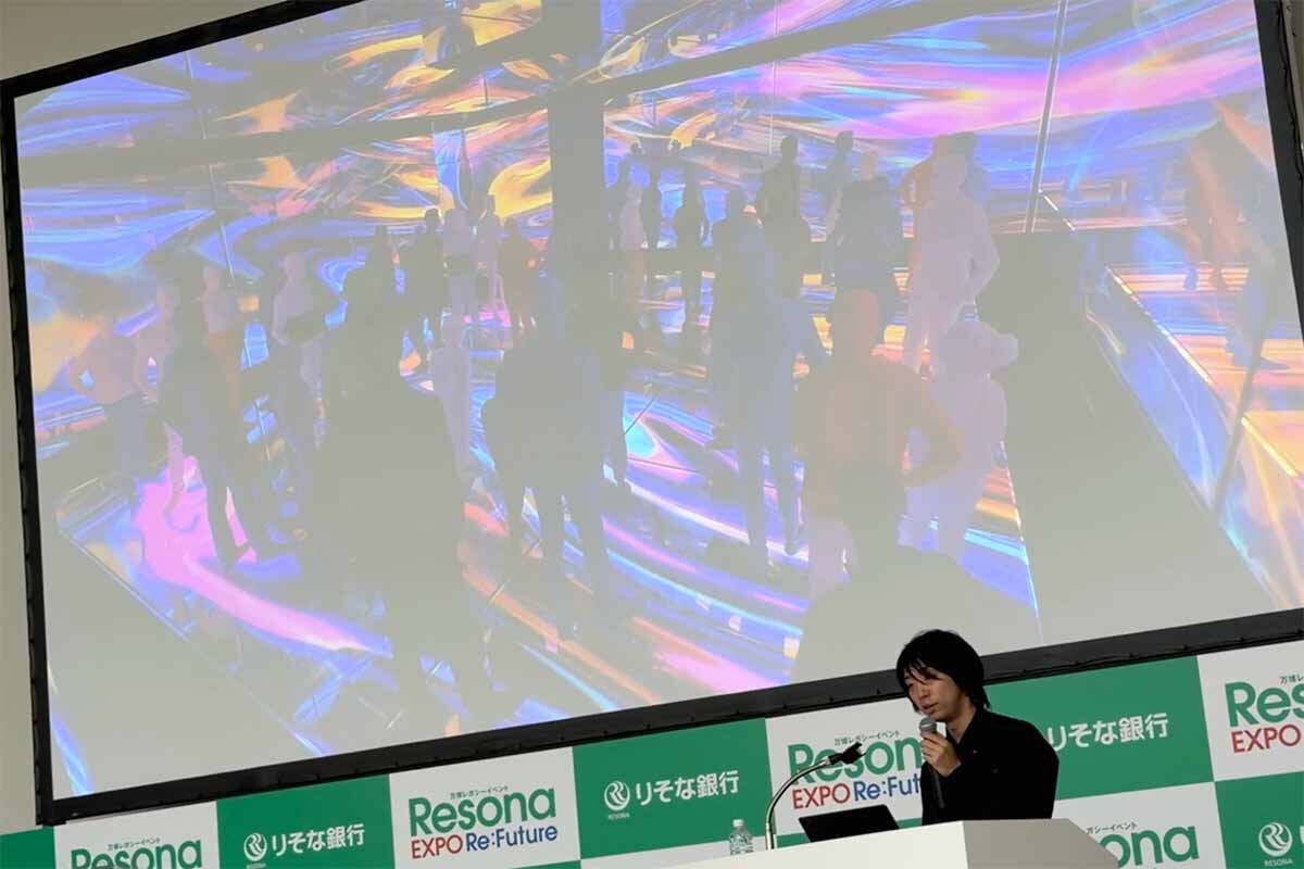 プロトタイプの「ヌルヌルネクサス」を紹介しながらLEDの数が「ヌルヌル」より多いと説明する落合陽一氏（2026年8月・ATCホール）