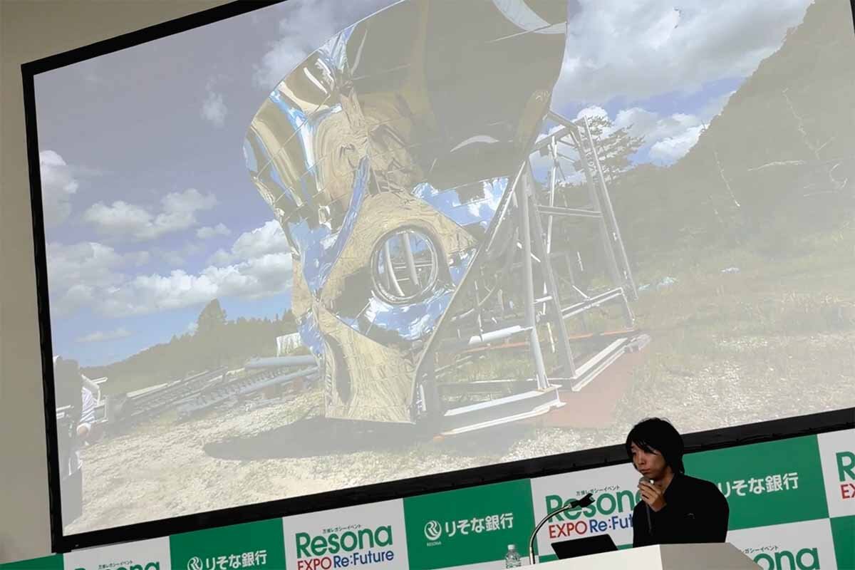 「テトラヌル」を実サイズで組み立てて検証する様子を紹介する落合陽一氏（2026年8月・ATCホール）