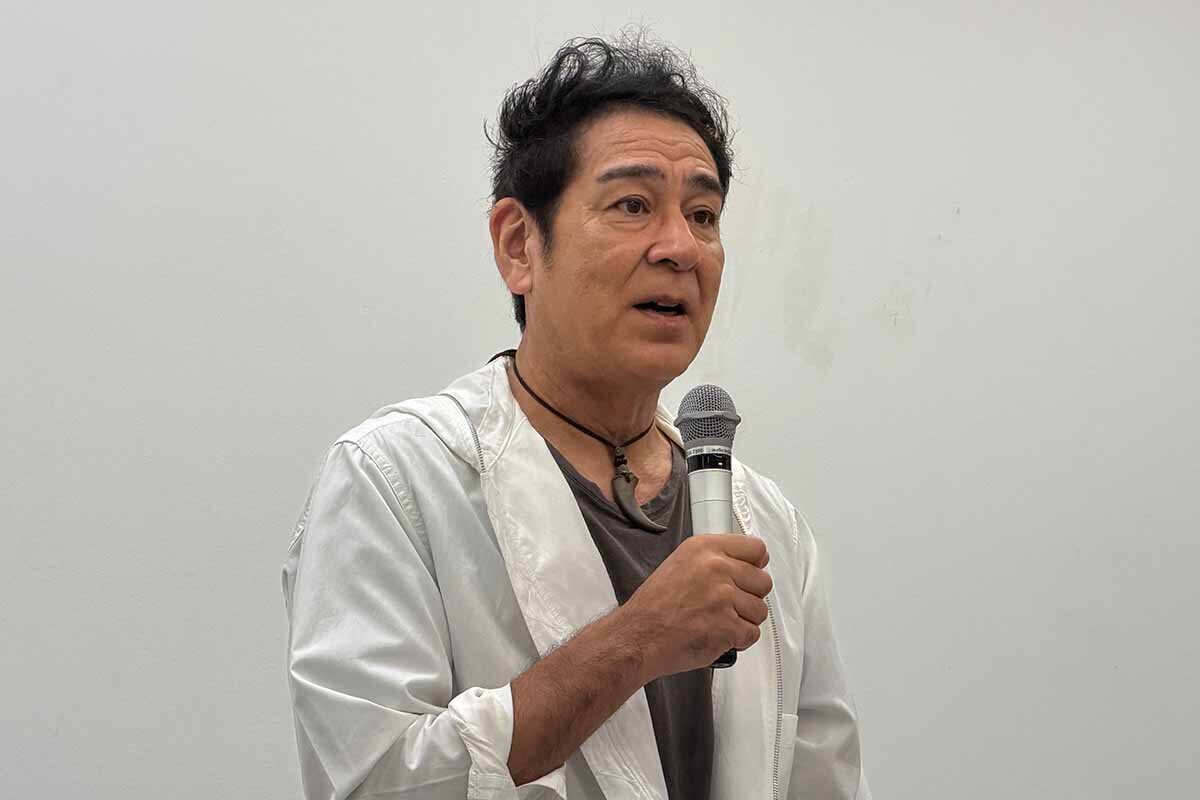 職員室の中では居心地の悪さを抱えた大久保校長を演じる宇梶剛士（2026年8月・大阪市内）