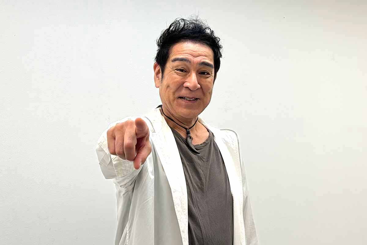 鬼塚ポーズを決める宇梶剛士（2026年8月・大阪市内）